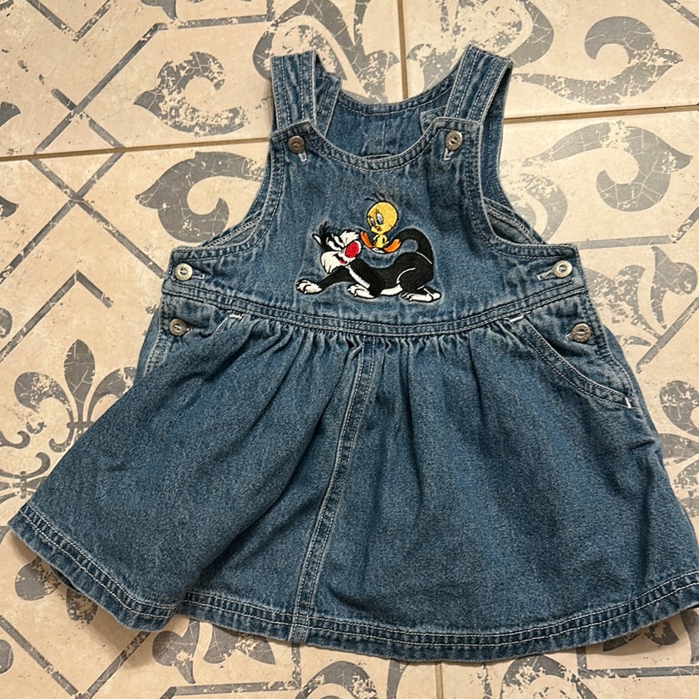 Vintage (1996) Embroidered Sylvester & Tweety Bird Denim Jumper Dress—12 months